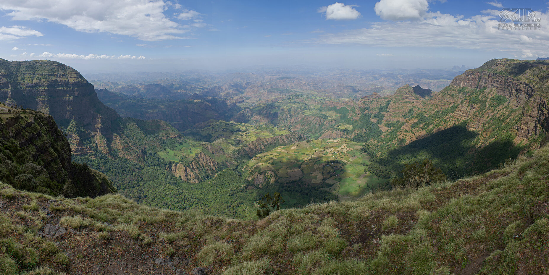 Simien Mountains  Het prachtige vulkanische Simien Mountains Nationaal Park heeft spectaculaire ravijnen, grillige rotsformaties, unieke wildlife en dus ondernamen wij er een 5-daagse trektocht. Onze bagage, de tenten en het eten werden vervoerd met muilezels. De eerste dag wandelden we tot aan de Sankaber kampplaats op 3400m hoogte. Stefan Cruysberghs